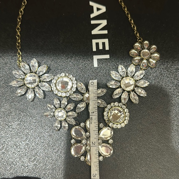 Flower gunmetal stone statement necklace - Picture 10 of 15